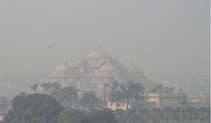 Dense smog blankets Delhi; AQI slips to ‘severe’ category at 418