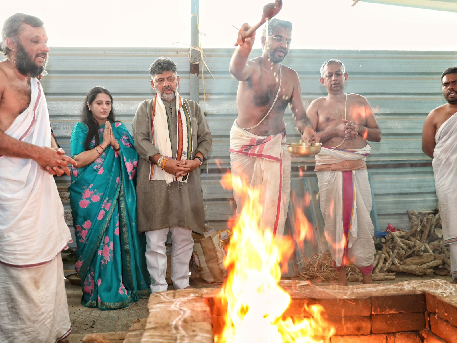 Shivakumar visits Mandya’s Bhoo Varaaha Swamy Temple, calls it a “sense of glory”