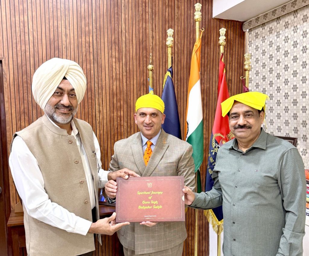 State Information Commissioner presents religious heritage book on Guru Tegh Bahadur Sahib to Jalandhar DC