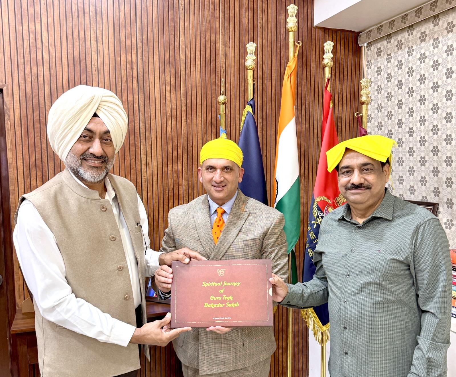 State Information Commissioner presents religious heritage book on Guru Tegh Bahadur Sahib to Jalandhar DC