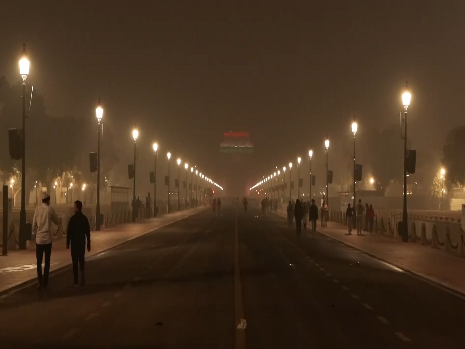 India Gate shrouded in smog as air quality slips into ‘severe’ category, AQI recorded above 400 in several parts of Delhi