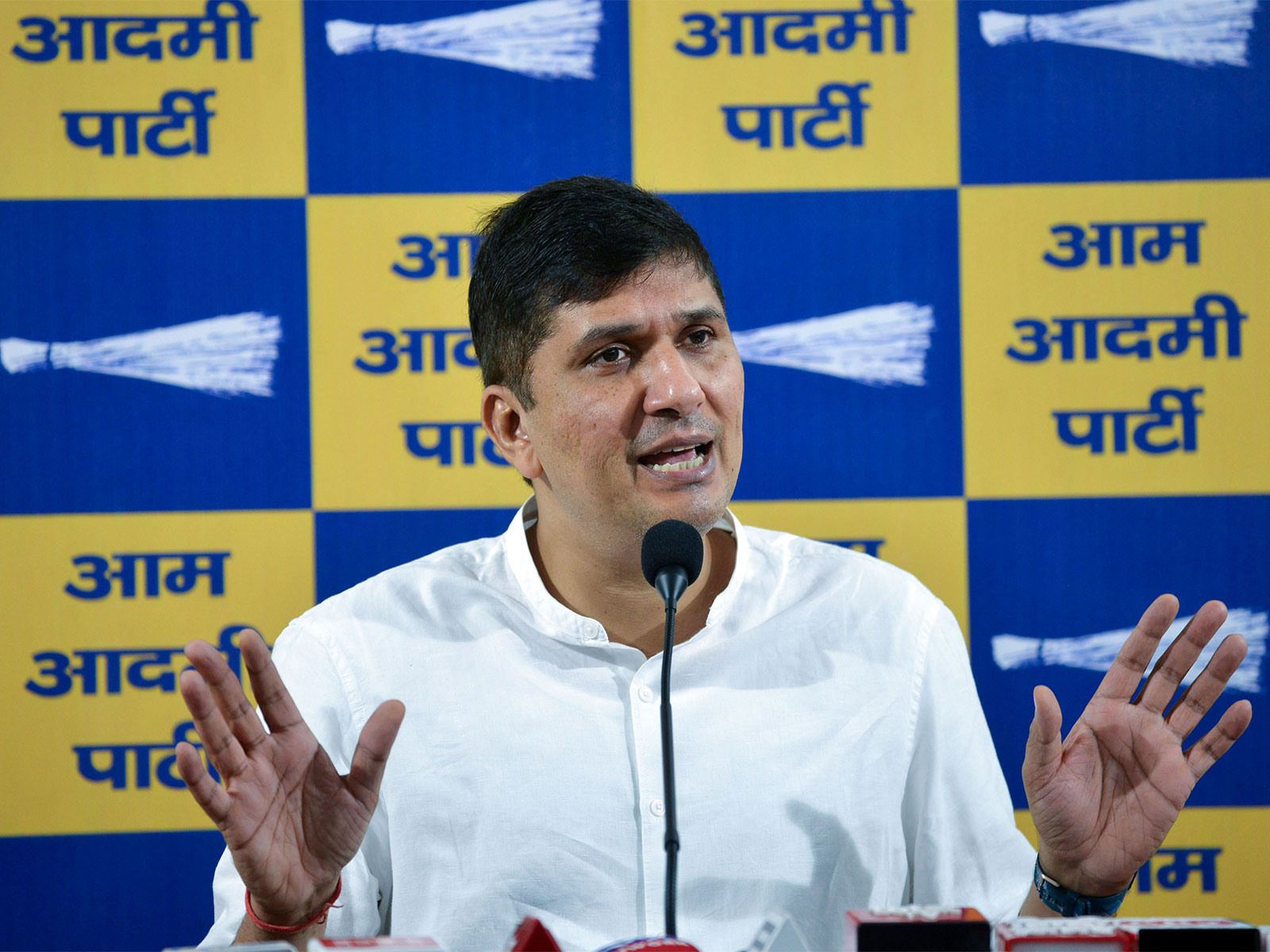 “LG who proclaims himself as Delhi’s ‘local guardian’ has abandoned capital to choke like gas chamber”: AAP