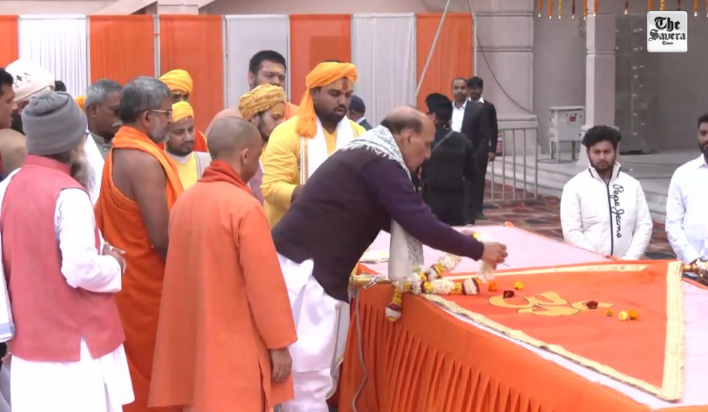 Rajnath Singh, Yogi Adityanath Offer Prayers at Hanuman Garhi, Ram Janmabhoomi in Ayodhya