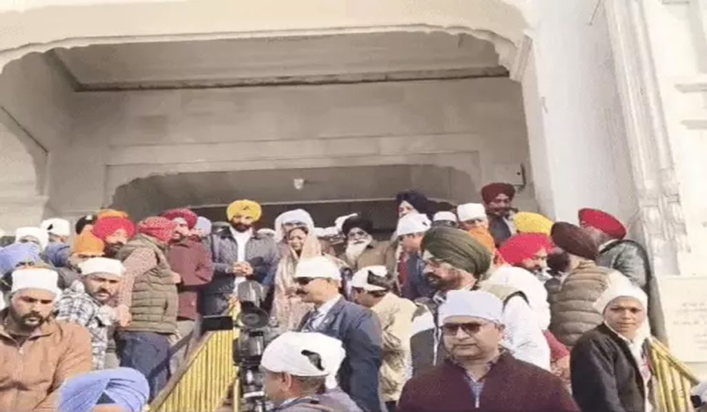 Delhi CM Rekha Gupta Visits Amritsar’s Major Religious Sites