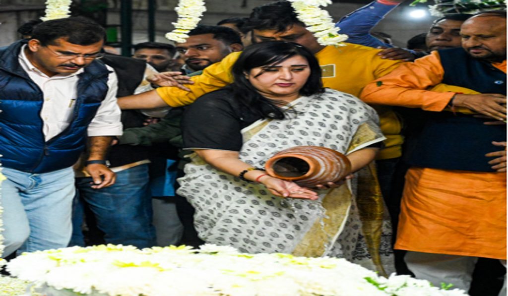 Bansuri Swaraj immerses father Swaraj Kaushal’s ashes in Ganga
