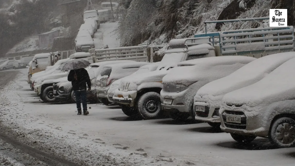 Snowfall Boosts Tourism in Himachal: Shimla–Manali Packed as Viral Snow Videos Draw Massive Crowds, Traffic Jams Worsen