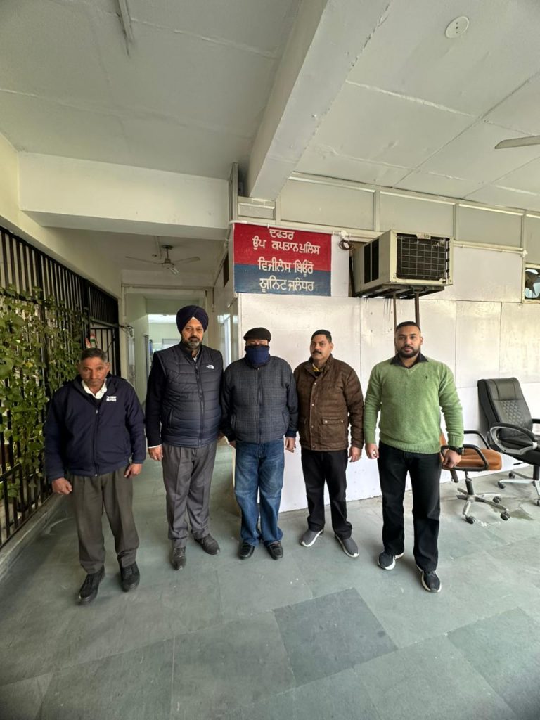Vigilance Bureau Nabs Clerk Red Handed Accepting Bribe of Rs 2000/-