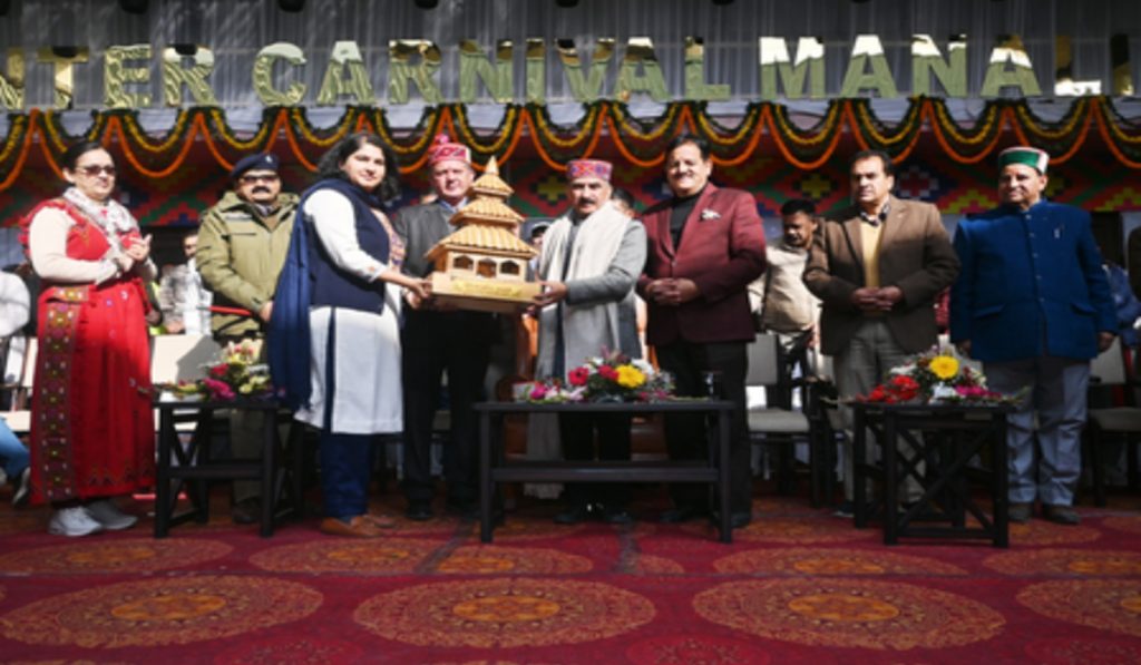 Himachal CM inaugurates Manali Winter Carnival