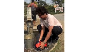 Sunil Grover goes desi, washes clothes using a hand pump