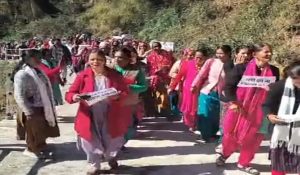 Women lock Liquor Shop in Bageshwar, Demand Closure and Relocation