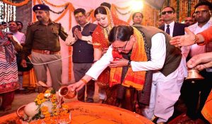 Uttarakhand CM Pushkar Singh Dhami Performs Jalabhishek at Vankhandi Mahadev Temple on Mahashivratri