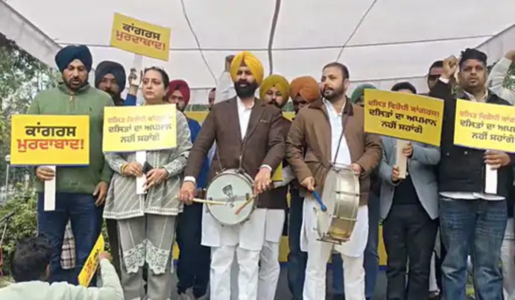 AAP Protests After Congress Leaders’ ‘Band’ Remark on Harbhajan ETO