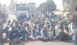 Farmers upset with broken road on state highway, blockade on Kurukshetra road