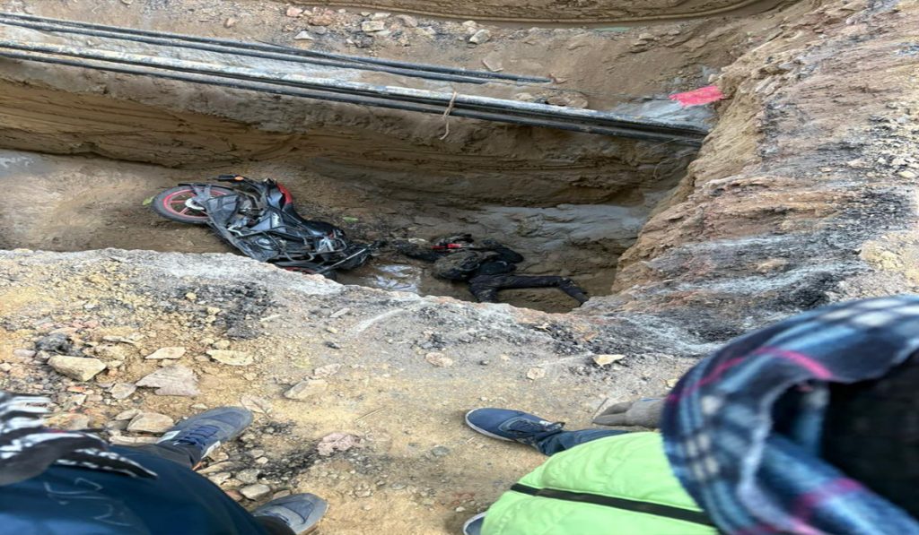 Janakpuri Accident: Biker Dies After Motorcycle Falls Into Uncovered Pit