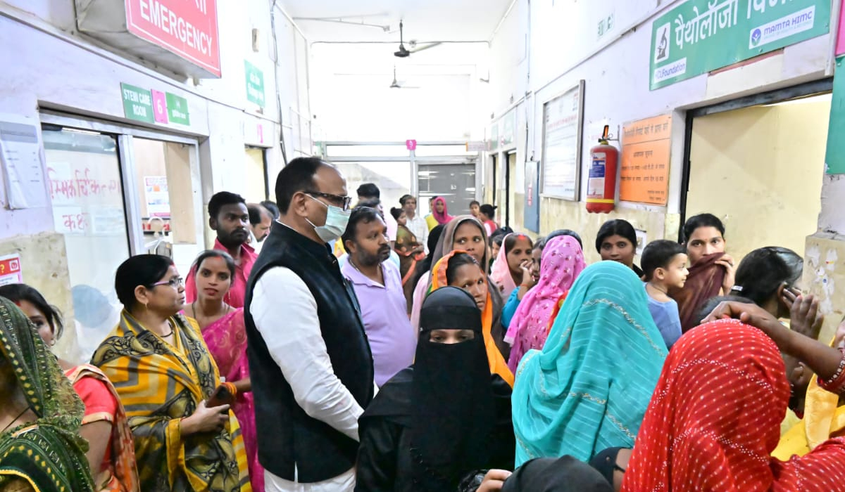Lucknow: Deputy CM Brajesh Pathak Arrives at Chinhat CHC for Surprise Inspection