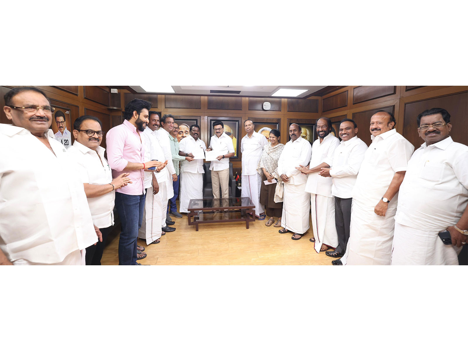 Congress shakes hands with DMK on seat-sharing deal to contest 28 assembly, one RS seat in Tamil Nadu