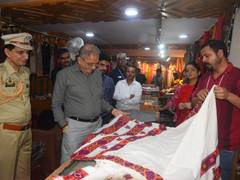 Governor Kavinder Gupta visits Himachal Emporium in New Delhi