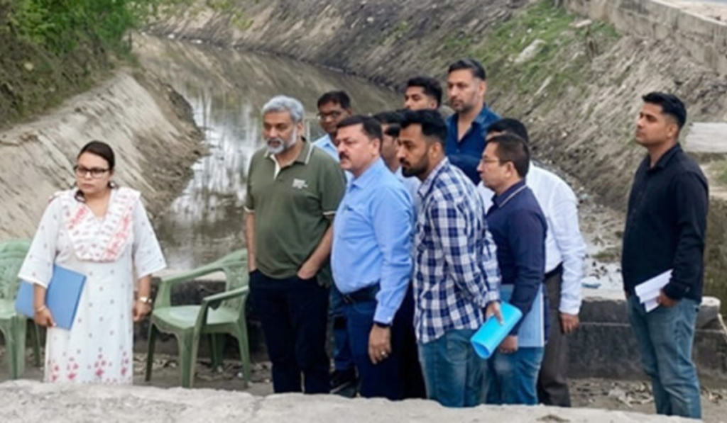 Shaleen Kabra inspects canal de-silting works in Jammu