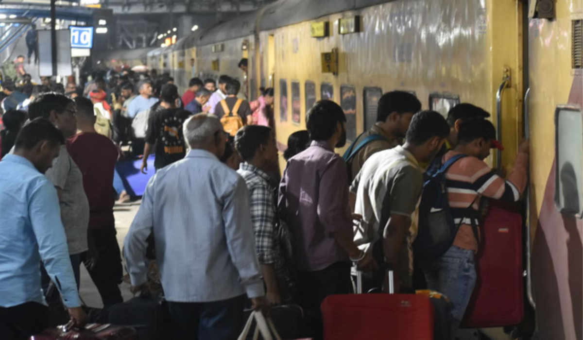 UP SI exam crowd overwhelms trains, heavy rush in Prayagraj