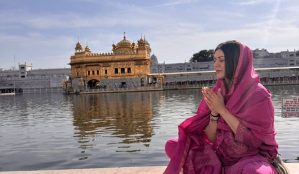 Hansika Visits Golden Temple After Divorce