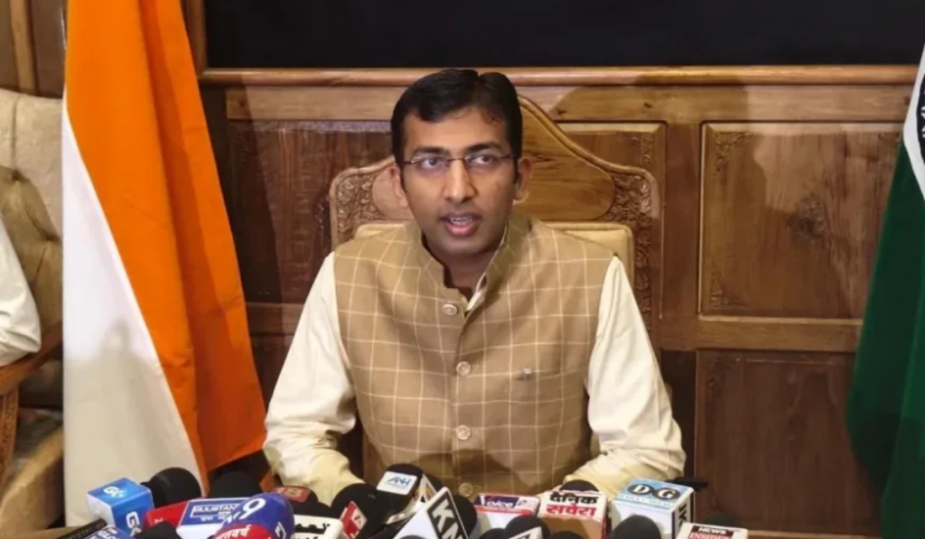 Fuel supply in Kashmir stable for 2 weeks: Divisional Commissioner