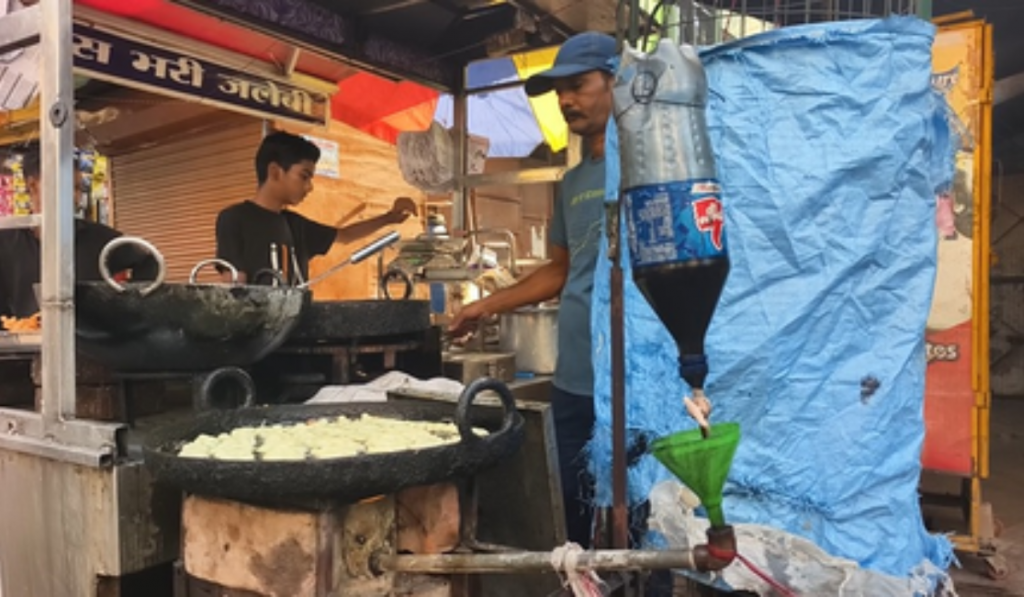 Magic stove' in Prayagraj: Shop burning with waste engine oil
