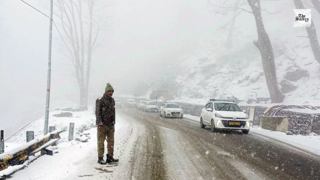 Snow Strands 1,000 Vehicles at Atal Tunnel, Rescue Underway