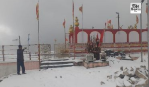 Navratri Prayers Held Amid Heavy Snowfall at Shikari Devi Temple in Himachal