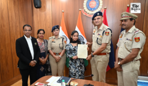 Woman fights off mobile snatchers, honoured by Delhi Police