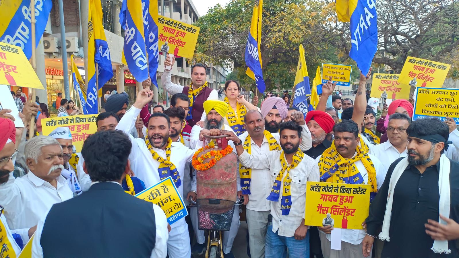 Where is Smriti Irani’s ‘Cylinder Dance’ Now? AAP Holds Fierce Protest Against Modi Government’s Extortion at Sector-17, Chandigarh