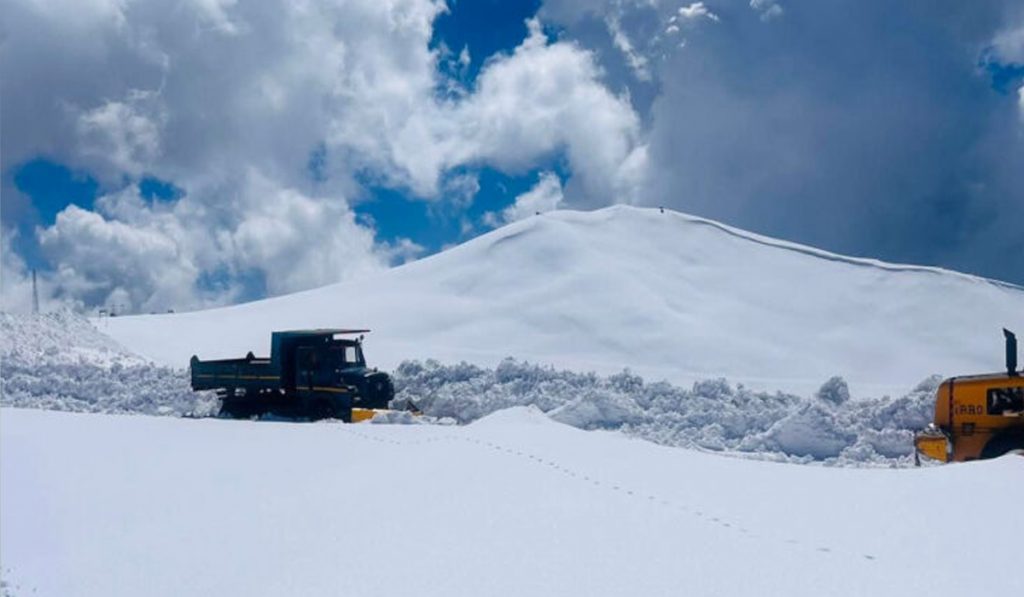 jammu snowfall tourist evacuated