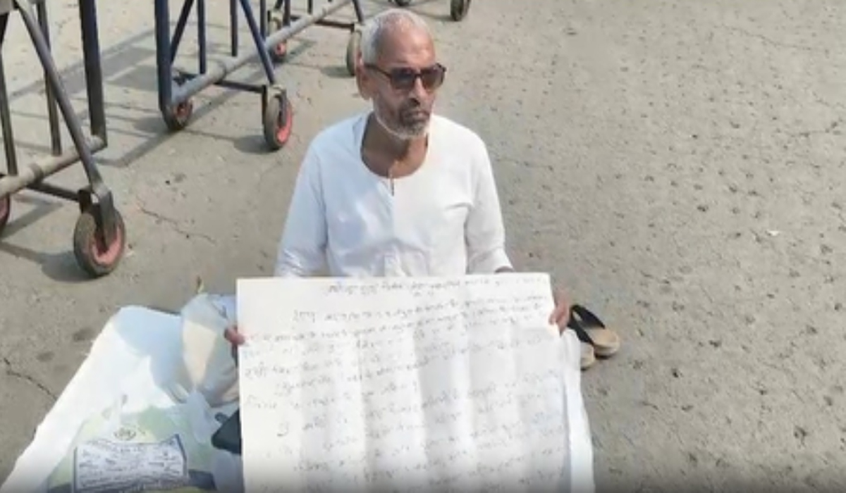 Supporter begins hunger strike outside CM residence, urges Nitish Kumar to remain Bihar CM