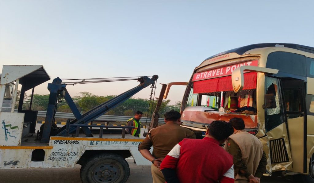Six Dead in Hathras Road Accident on Yamuna Expressway