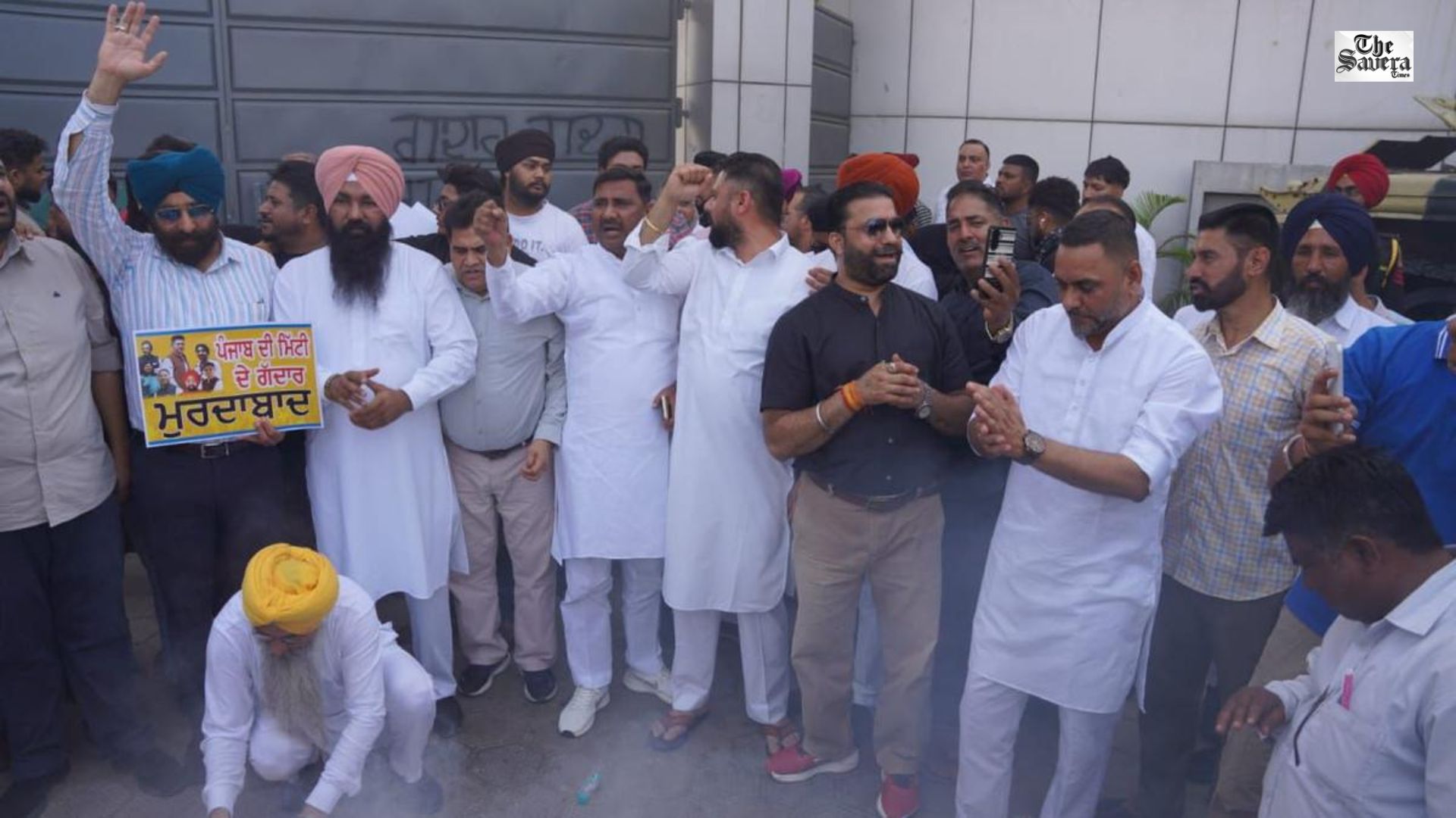 ‘Punjab de Gaddar’: AAP Protests Outside Homes of MPs Who Joined BJP