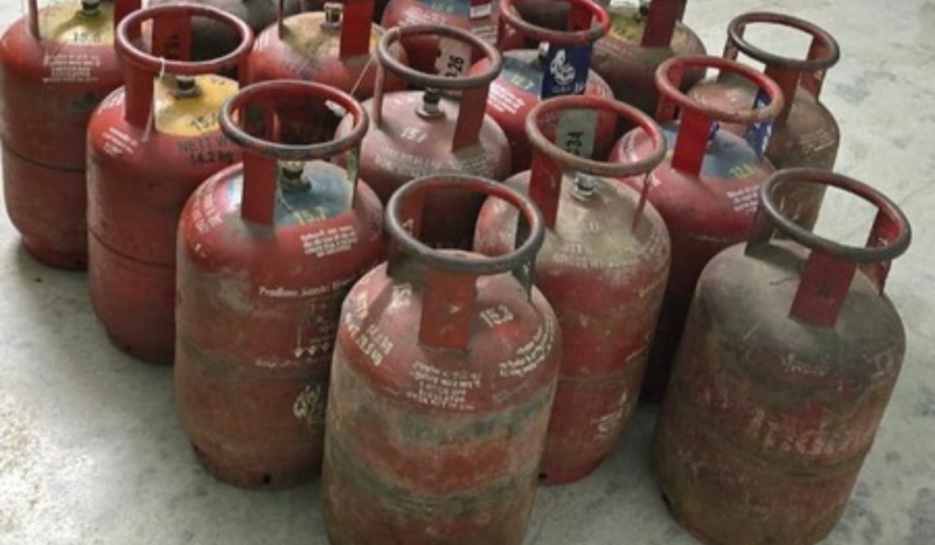 23 illegal LPG cylinders seized in Mumbai’s Deonar, delivery worker booked