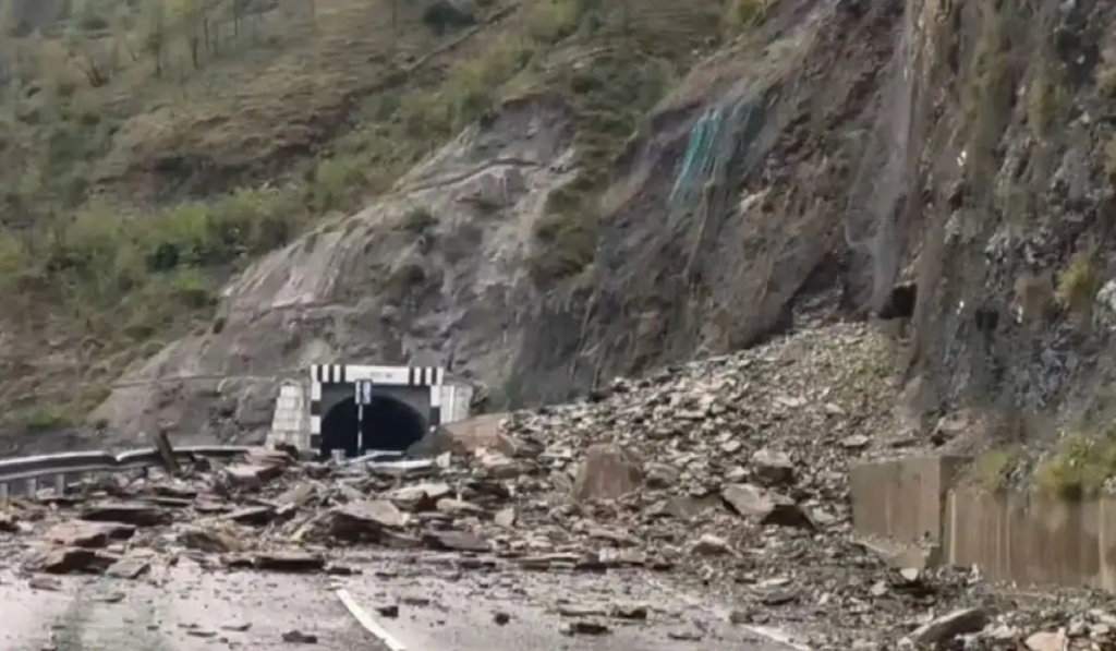 Landslide in Ramban closes Jammu-Srinagar Highway, restoration work underway