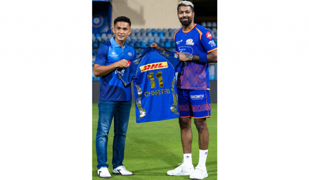 Sunil Chhetri's special presence at Wankhede, Hardik Pandya presents MI jersey