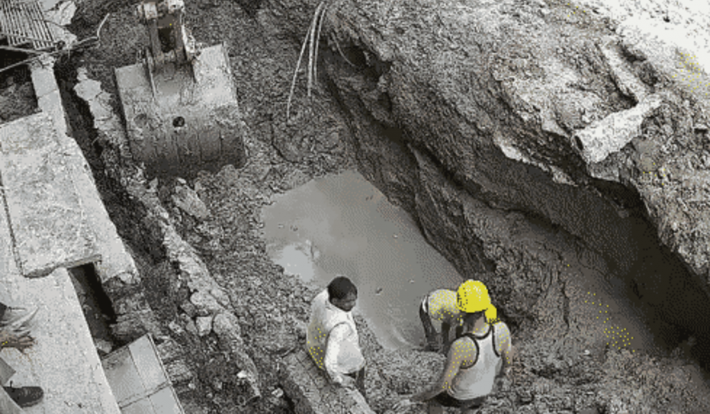 A laborer died in a mudslide in Aligarh, buried in a 14-foot-deep pit