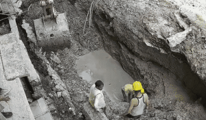 A laborer died in a mudslide in Aligarh, buried in a 14-foot-deep pit