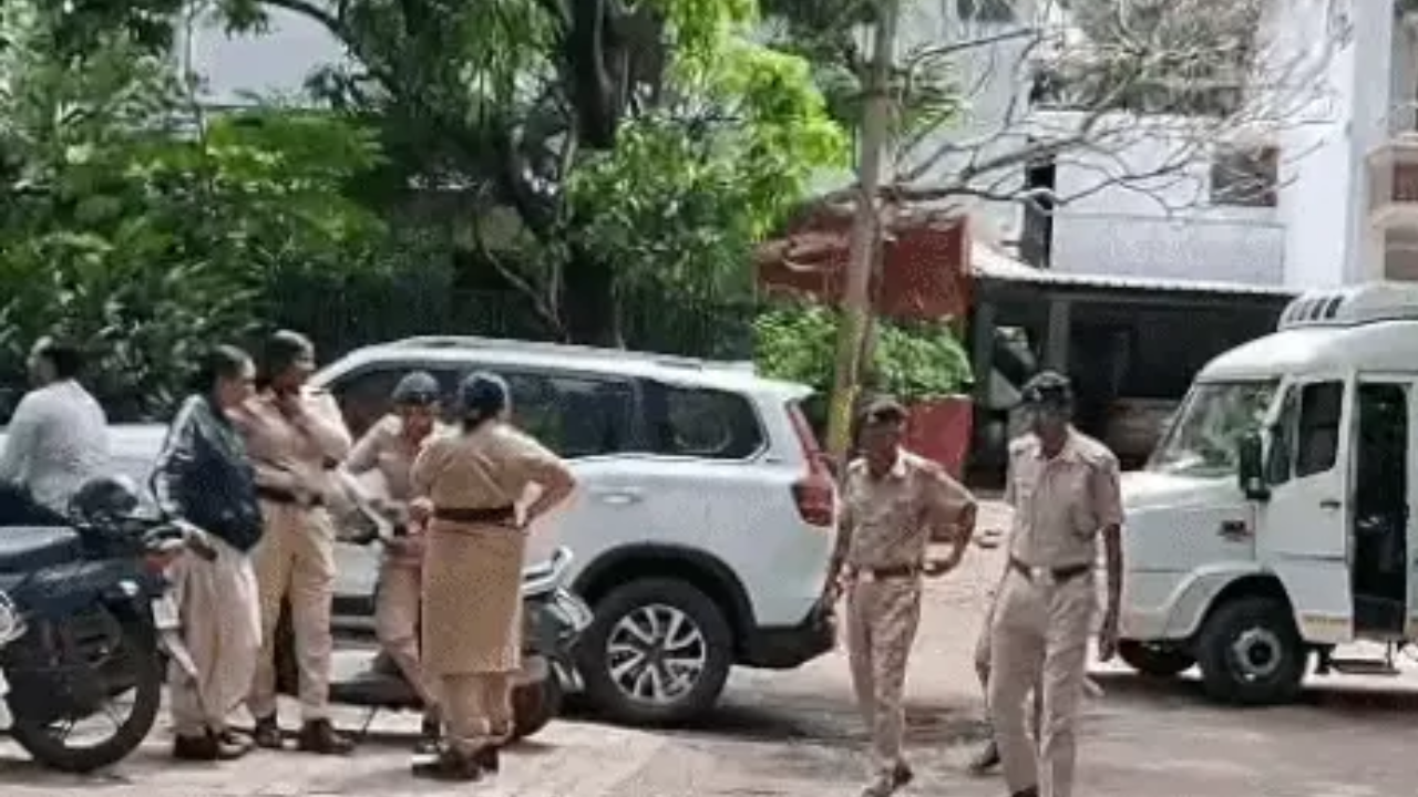 Police officers reached outside the CM residence in Chandigarh.
