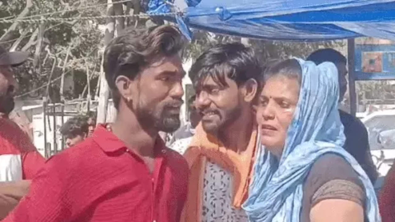 The family members of the deceased Ravi also arrived at the scene, crying and wailing.