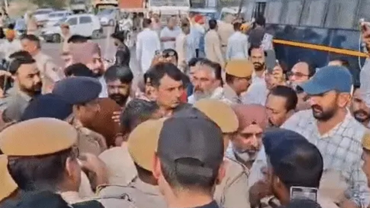 The police caught and lifted the MLA sitting on the sit-in protest. During this, there was a scuffle between the MLA and the police officers.