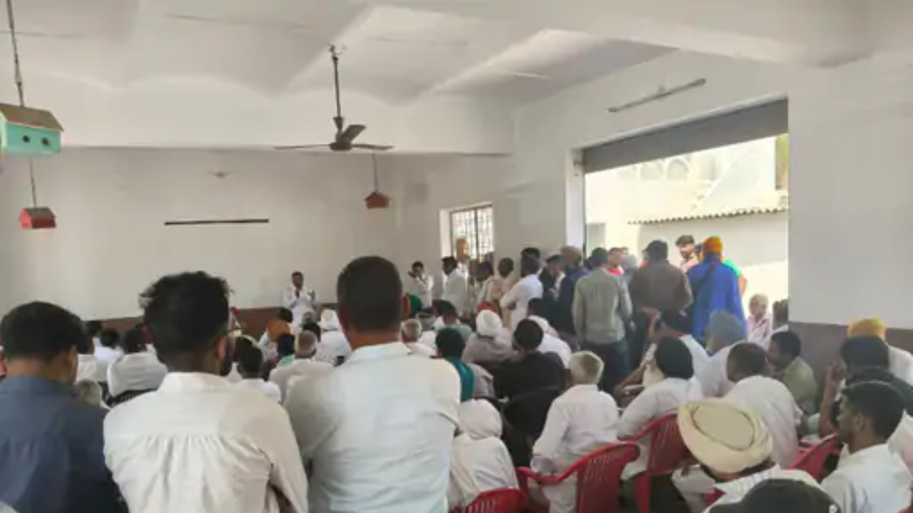 A large number of farmers, Congress workers, and local people have gathered at the house of MLA Rupinder Singh Kunnar at 25 BB.