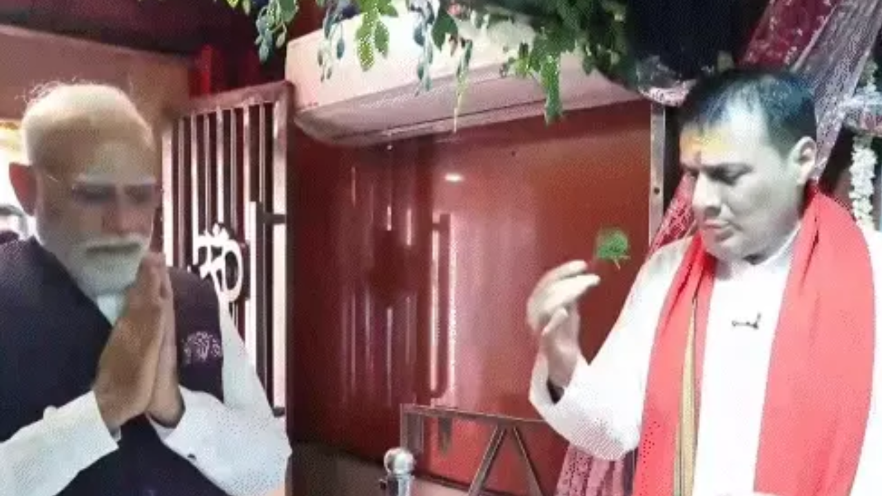 PM Modi offered prayers at the Dat Kali Temple.