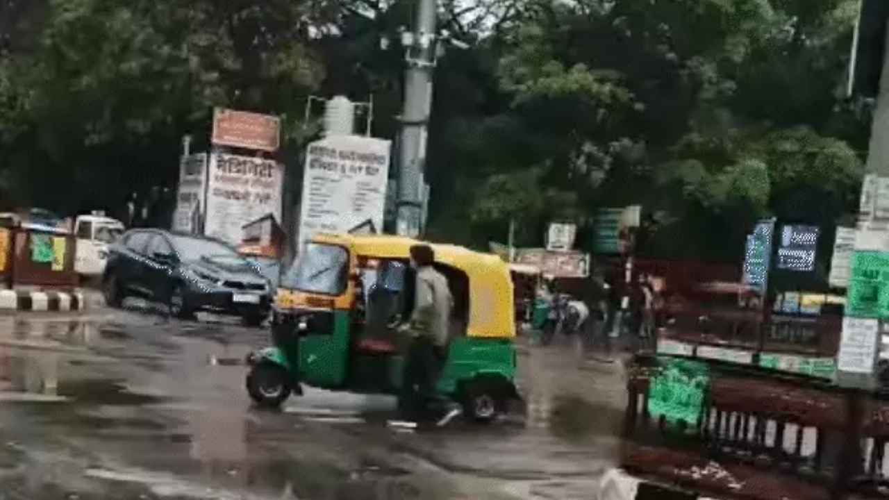 In Lucknow, since Wednesday morning, there has been light drizzle with a gentle breeze. This has made the weather feel cold.