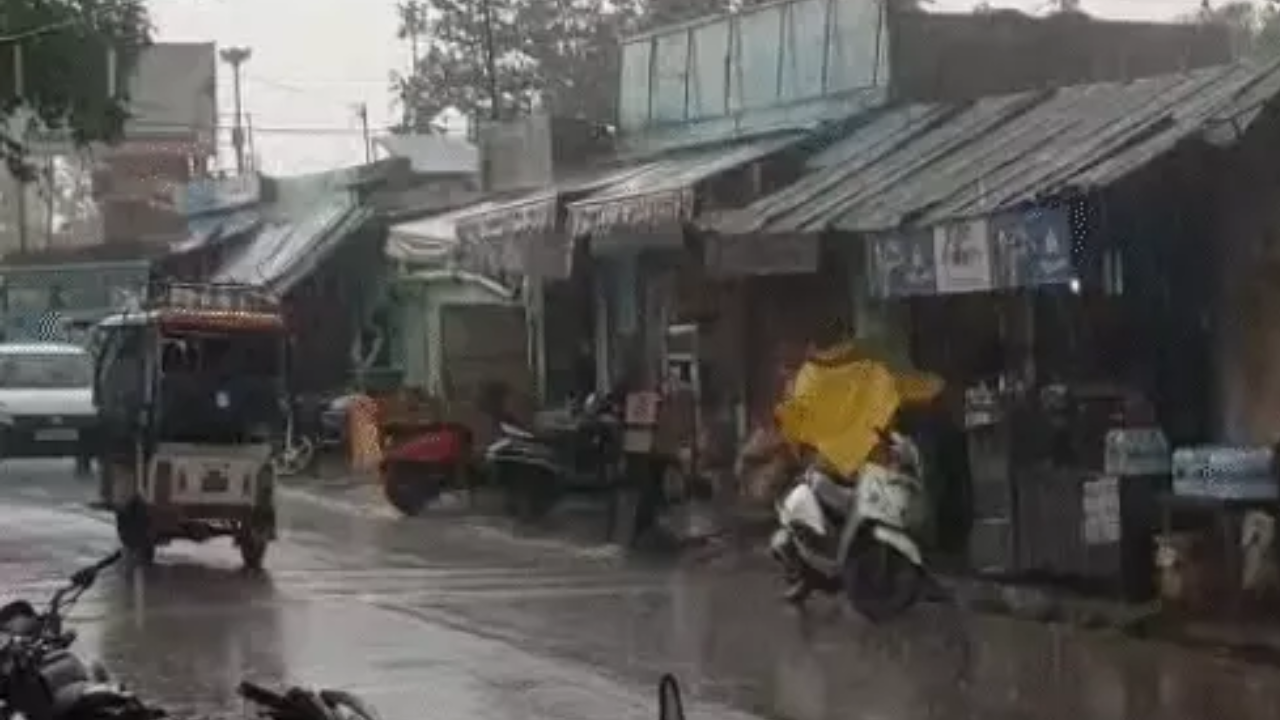 In Badaun, darkness fell like night in the middle of the day. After that, there was heavy rain.