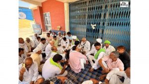 Farmers Protest at Hansi Mandi, Block Gate Over Demands