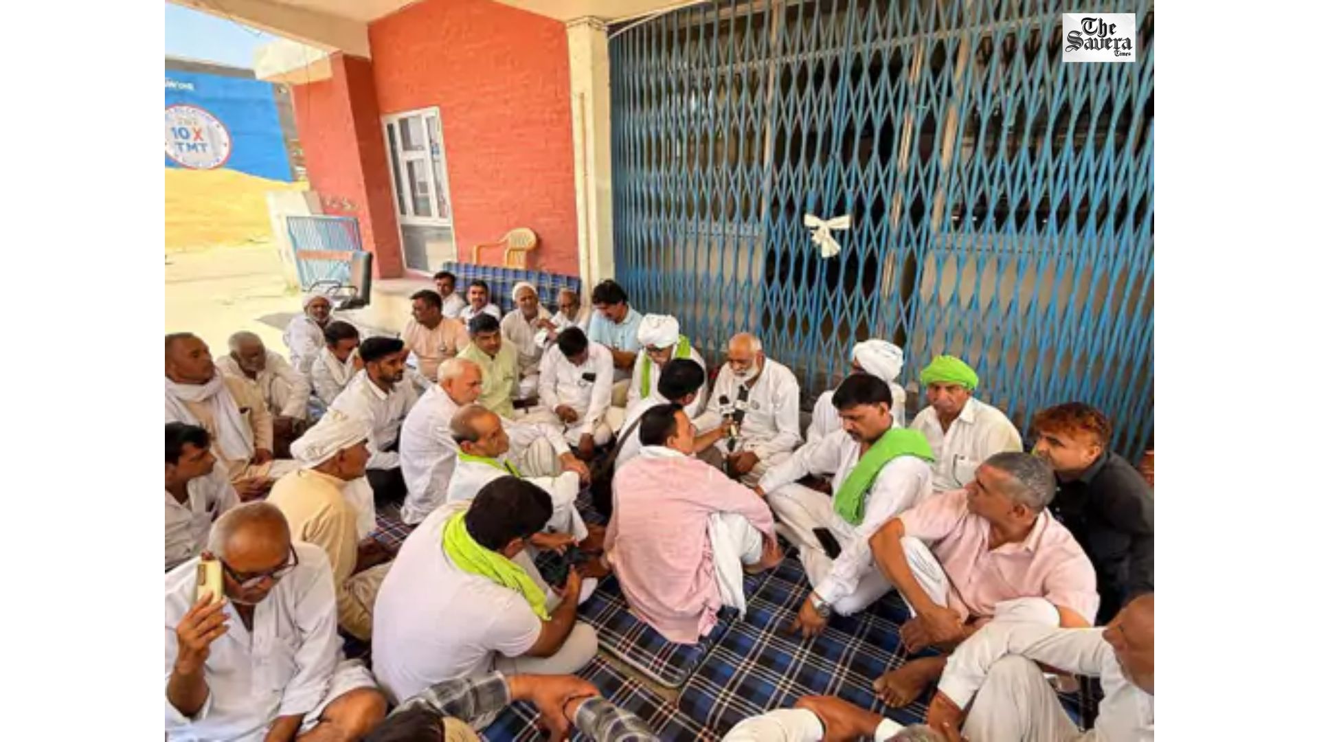 Farmers Protest at Hansi Mandi, Block Gate Over Demands