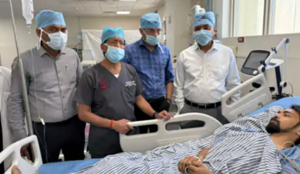 MBA Student Who Sold Kidney in Kanpur Admitted to ICU, Breaks Down Before Girlfriend