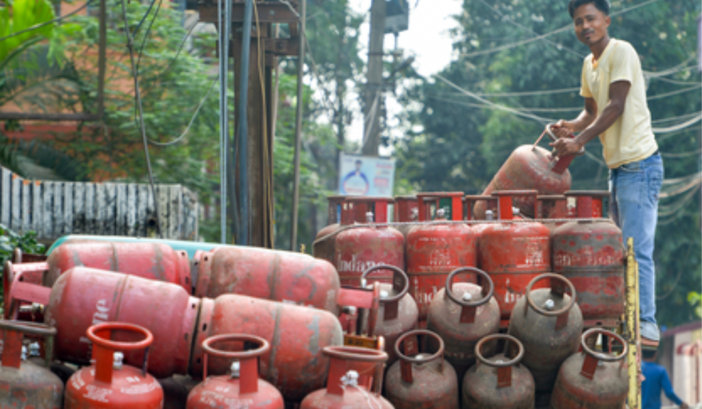 51.5 lakh domestic LPG cylinders delivered daily: Centre 